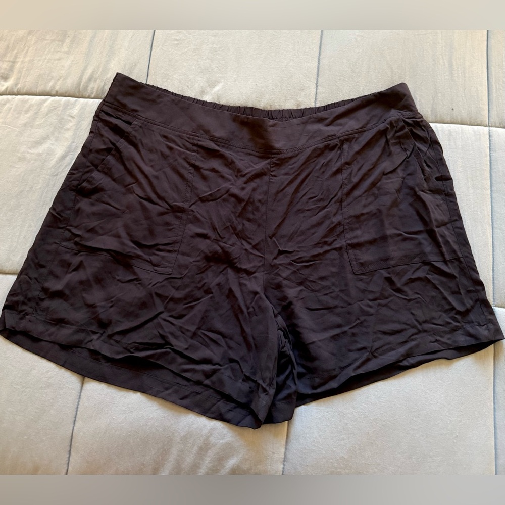 Wildfox Women's Black Shorts with Front Pockets